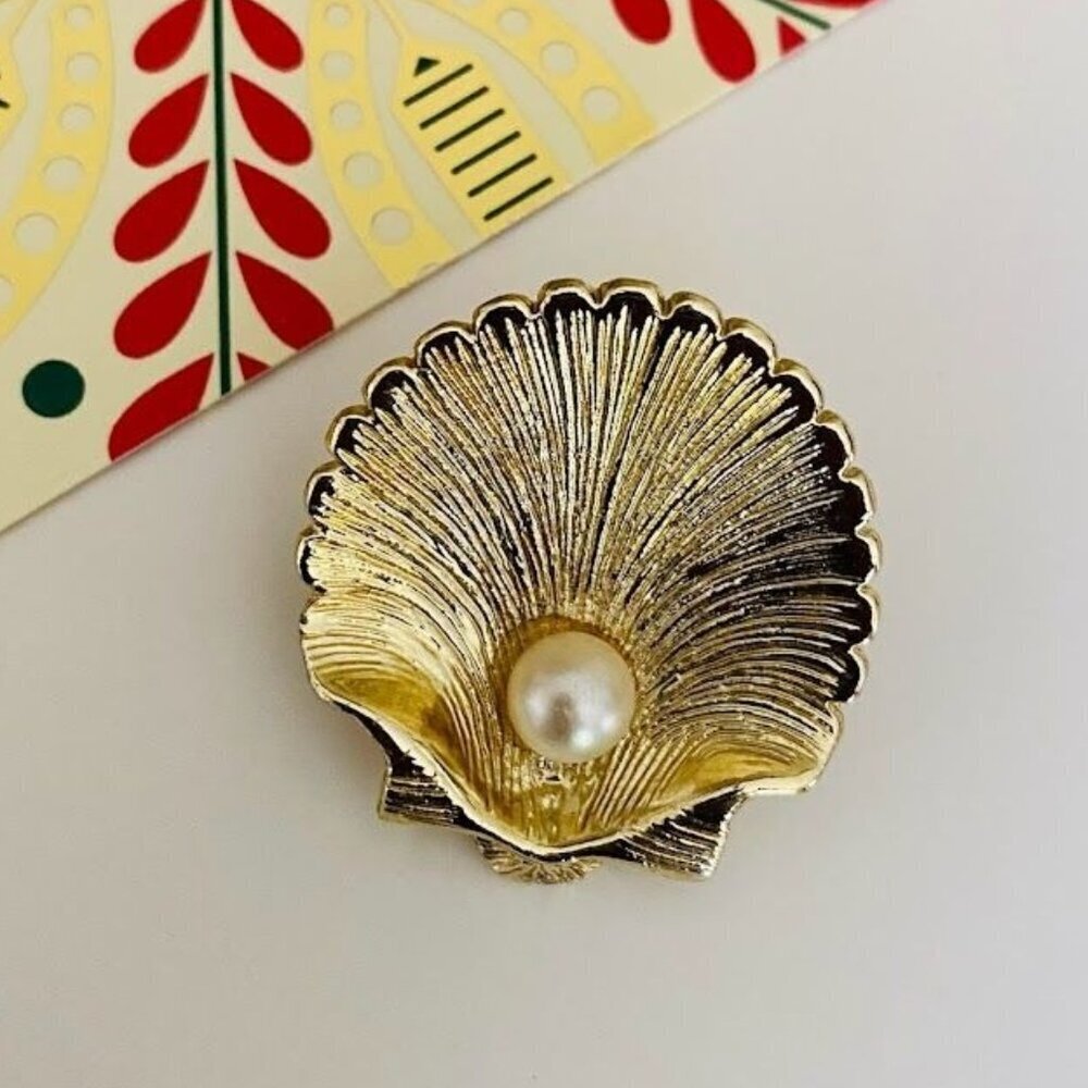 Vintage Small Oyster Shell and Pearl Gold Tone Brooch
